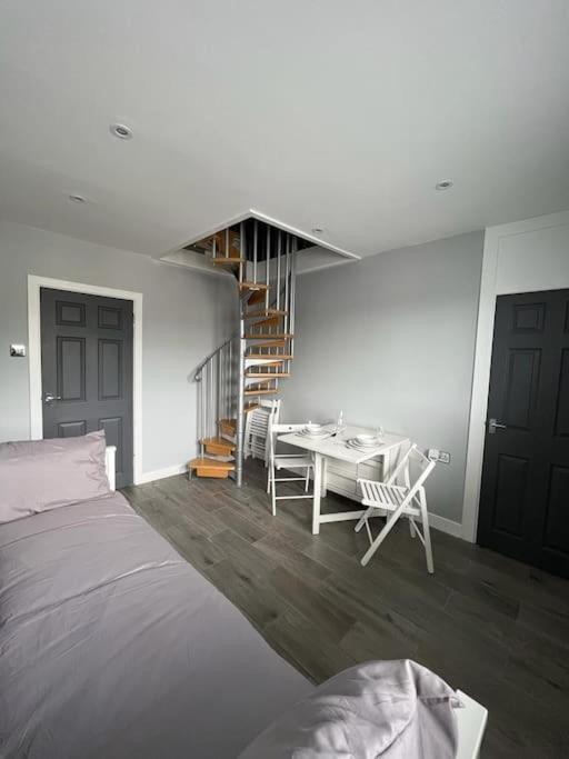 Superb Three Bed Garnant Duplex! Lägenhet Exteriör bild