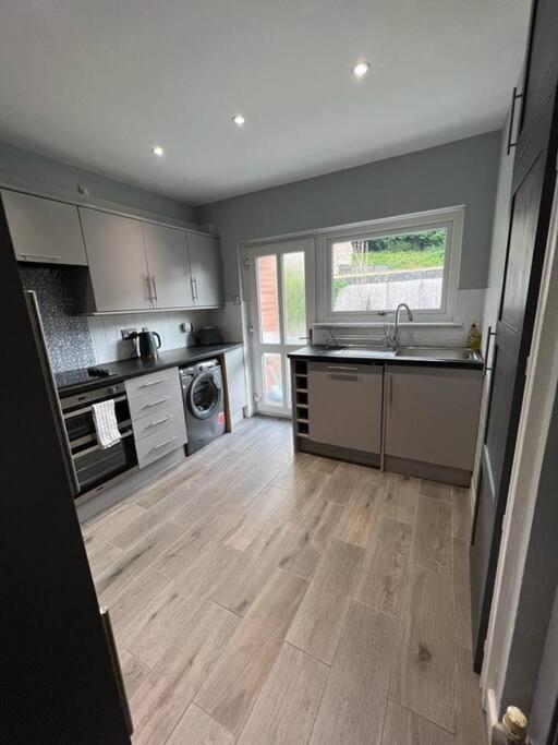 Superb Three Bed Garnant Duplex! Lägenhet Exteriör bild